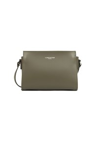 Borsa verde oliva di Lancaster Paris, caratterizzata da un design elegante con una lunga tracolla e un marchio in rilievo sul fronte.
