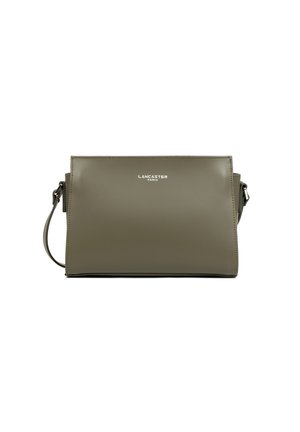 Borsa verde oliva di Lancaster Paris, caratterizzata da un design elegante con una lunga tracolla e un marchio in rilievo sul fronte.