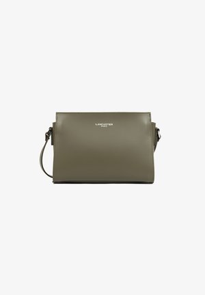Borsa verde oliva di Lancaster Paris, caratterizzata da un design elegante con una lunga tracolla e un marchio in rilievo sul fronte.
