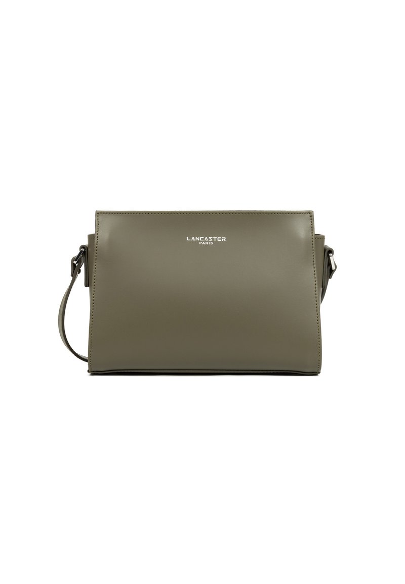 Borsa verde oliva di Lancaster Paris, caratterizzata da un design elegante con una lunga tracolla e un marchio in rilievo sul fronte.