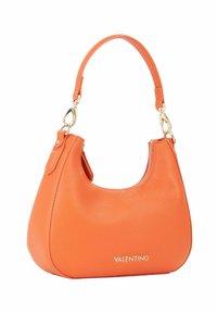 Sac hobo en cuir orange avec une finition texturée, forme incurvée, fermeture éclair sur le dessus et quincaillerie dorée arborant le logo Valentino.