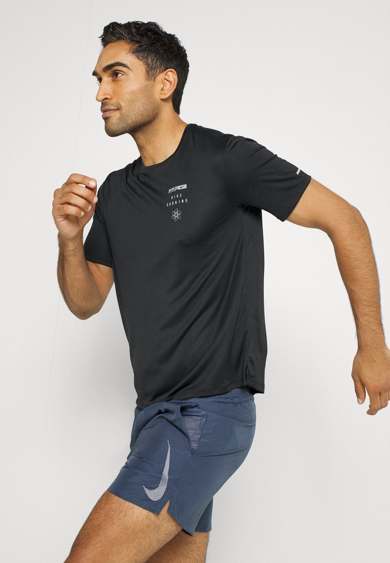 Herren Shirts | Nike Performance RUN MILER T-Shirt print black/schwarz - BS20536 Herren Shirts | Nike Performance RUN MILER T-Shirt print black/schwarz - BS20536