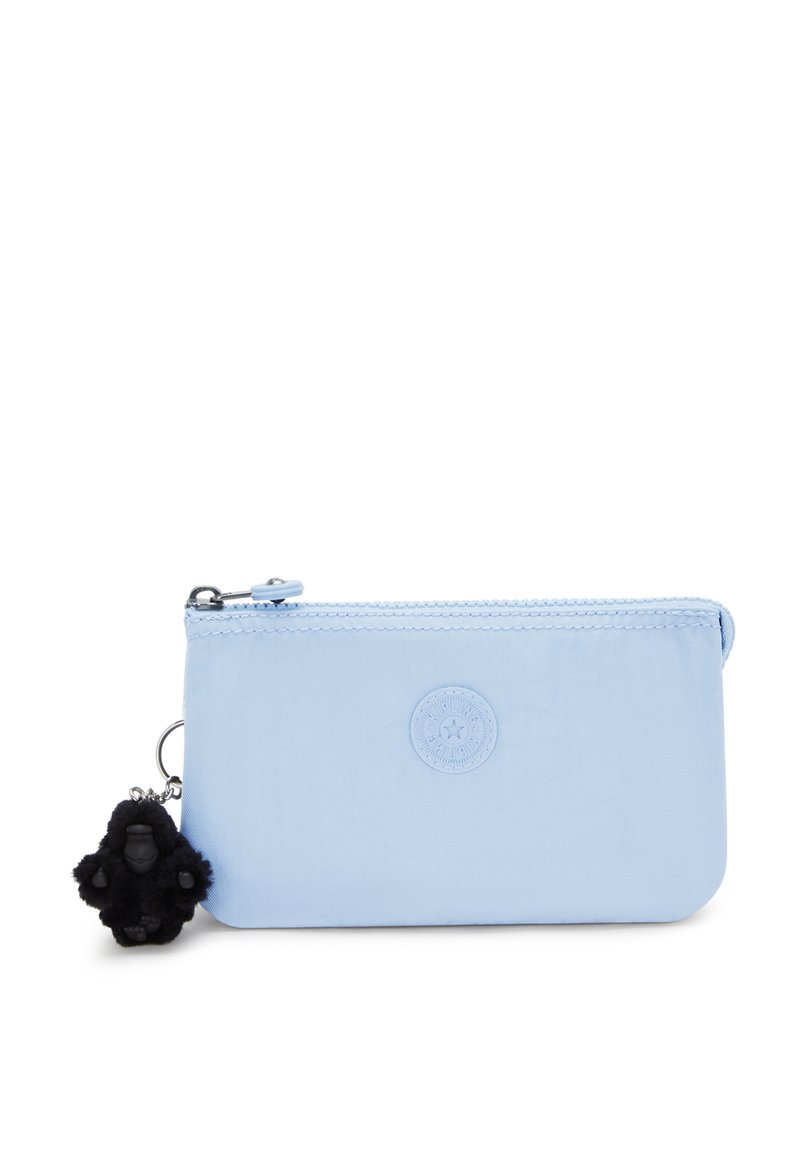 Jasnoniebieska saszetka na zamek, wykonana z nylonu, z okrągłym logo i czarnym futrzanym breloczkiem w kształcie goryla przymocowanym do suwaka.