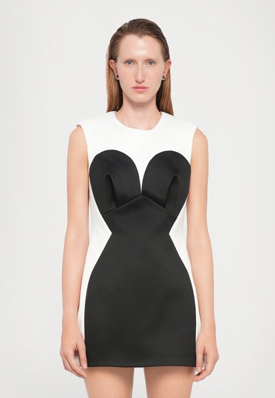 Figurbetontes Kleid mit einem schwarzen Oberteil im herzförmigen Design, kontrastierenden weißen Seiten, glatter Textur und ärmelloser Schnitt.