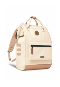 Beige leren rugzak met een gestructureerd ontwerp, verstelbare banden, een voorklepzak met rits en een cirkelvormig logopatch. Gladde textuur, minimalistische stijl.