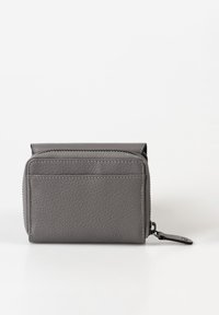 Portafoglio in pelle grigia con finitura strutturata, chiusura a zip e tasca slot frontale. Design compatto e rettangolare con dettagli di cucitura visibili.