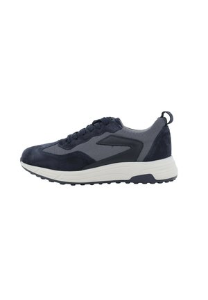 Sneaker stringata blu scuro e grigia con tomaia in mesh e camoscio, suola bianca ammortizzata e linguetta sul tallone, mostrata di profilo.