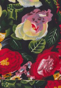 Květinová tkanina s červenými, růžovými a žlutými růžemi na černém pozadí, s zelenými listy; texturovaná bavlněná vazba s živými barvami.