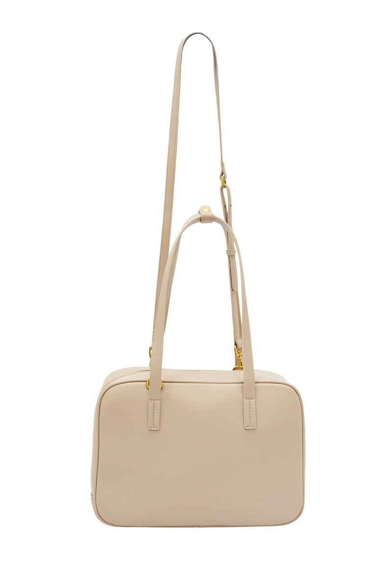 Beżowa skórzana torebka o prostokątnym kształcie, z dwoma prostymi uchwytami, regulowanym paskiem i złotymi akcentami. Gładka faktura.