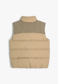 Beige puffer vest met een contrasterend donkerbruin bovenpaneel, gekenmerkt door horizontale stiklijnen en een staande kraag. Zacht, gewatteerd textuur.