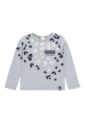 Hellgraues Langarmhemd mit schwarz-silbernen Leopardenflecken und dem Text "COURAGE over fear" auf der Vorderseite.