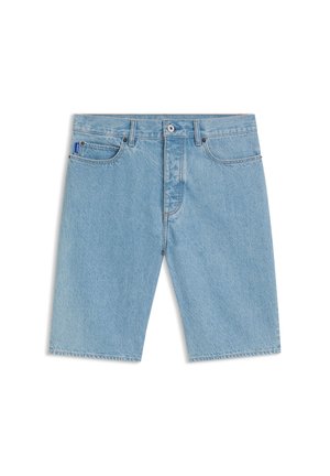 Short en denim bleu clair avec bouton et fermeture éclair à l'avant, passants pour ceinture, poches avant, et une petite étiquette en tissu bleu sur la poche droite.