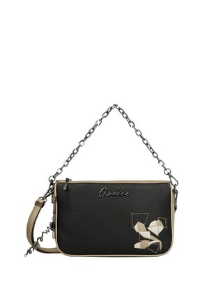 Bolso rectangular negro con ribete beige, asas de cadena y correa, bordado floral geométrico y logo de la marca "Anekke" en el frente.