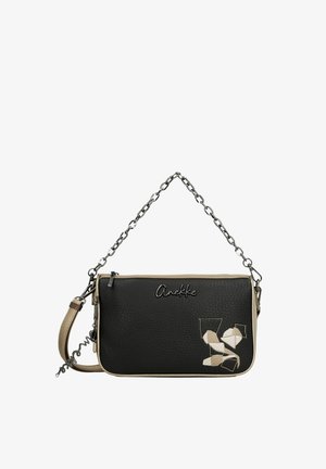 Bolso rectangular negro con ribete beige, asas de cadena y correa, bordado floral geométrico y logo de la marca "Anekke" en el frente.