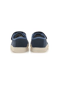 Marineblaue Wildlederschuhe mit hellblauer synthetischer Fütterung, Klettverschluss und einer Gummisohle in Cremefarbe. Sie zeichnen sich durch ein einfaches und minimalistisches Design aus.