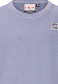 Felpa viola chiaro con colletto rotondo, morbida al tatto e un piccolo etichetta bianca con il brand "RETOUR JEANS" sul lato sinistro.