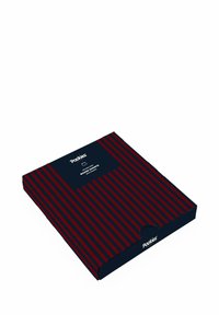 Emballage de caleçons boxers en bleu marine avec de larges rayures verticales rouges. Présente une forme rectangulaire, une texture lisse et une ouverture à l'avant.