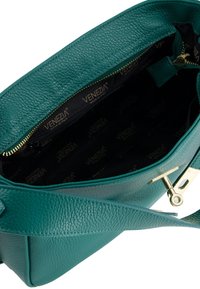 Teal læderhåndtaske med textured overflade, åben toplynlås der afslører sort indvendig foring med trykte "VENEZIA" logoer.