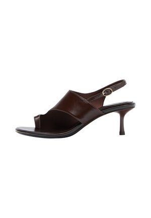 Ciemnobrązowy skórzany sandał typu slingback z odkrytym palcem, złotą klamrą na pasku i wąskim, średnio wysokim obcasem na białym tle.