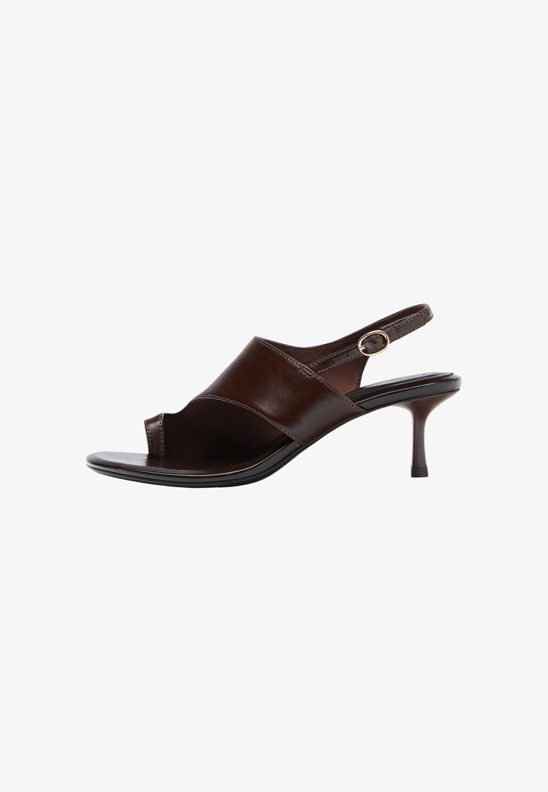 Sandale slingback en cuir marron foncé à bout ouvert, bride avec boucle dorée et talon moyen fin sur fond blanc.