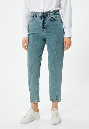 Helles blau hoch taillierte Jeans aus Denim. Zu den Merkmalen gehören ein gerader Schnitt mit Schlitzen an den Knöcheln, gestickte Details und ein Knopfverschluss.