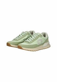 Hellgrüne Sneakers aus einer Kombination von Textil- und Wildledermaterialien, mit einer weißen Gummisohle und einem dezenten Branding-Detail an der Seite.