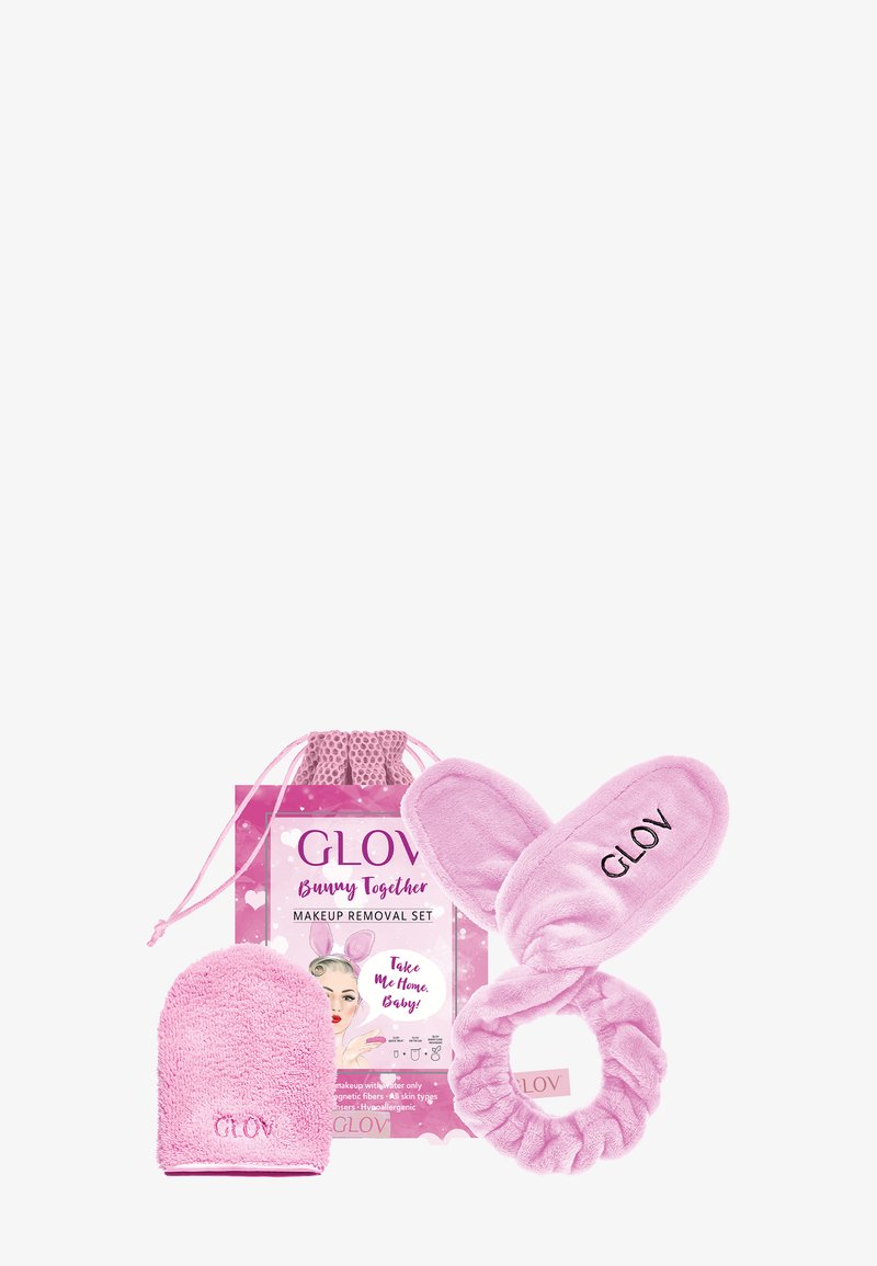 Set de démaquillage GLOV rose avec une moufle en microfibre, un serre-tête à oreilles de lapin et une pochette rose à cordon.