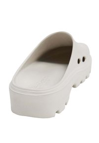 Svetlosivý klzák vyrobený z materiálu podobného gumy. Má zaoblený tvar, textúrovanú podrážku a ventilačné otvory po stranách.
