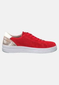 Sneaker rossa in suede con design perforato, accenti metallici oro sul tallone e sulla linguetta, suola in gomma bianca, lacci piatti e forma a profilo basso.