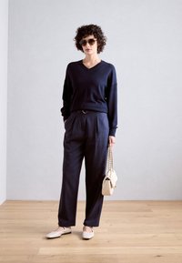 Scotch & Soda CORE V NECK RELAXED  - Strikkegenser - night