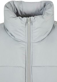 Lys grå pufferjakke med høy krage, frontglidelås og quiltet tekstur med en glatt, skinnende finish.
