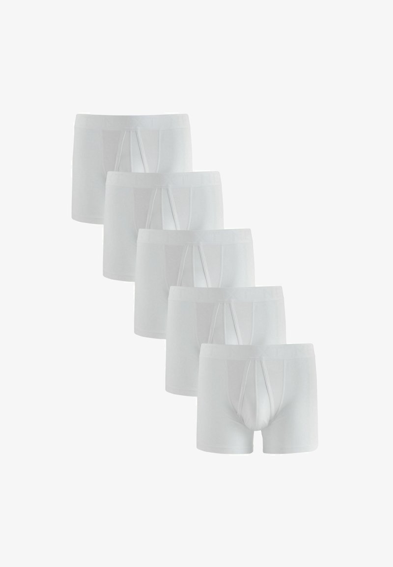 Cinq paires de boxers blancs unis pour hommes disposées en rangée décalée sur fond blanc.
