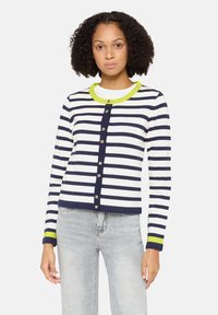 Granatowo-biały kardigan w paski z zielonym kołnierzem, zapięciem na guziki i długimi rękawami. Miękka tkanina z prążkowanymi mankietami i dołem.