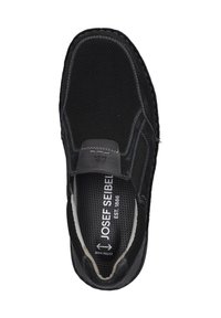 Czarny but wsuwany z siateczkowym wierzchem i skórzanymi akcentami. Posiada kontrastowe białe szwy i wyściełaną wkładkę dla komfortu. Widoczna marka "JOSEF SEIBEL".