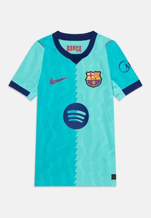 Svetlomodrý a tyrkysový futbalový dres Barcelony s tmavomodrým golierom a manžetami, klubovým erbom, logom Nike a centrálnym logom sponzora Spotify.