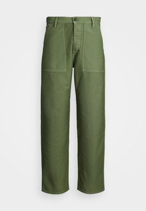 Pantaloni dritti color verde oliva realizzati in cotone con una texture liscia. Presentano due tasche anteriori a toppa e una chiusura con bottone.