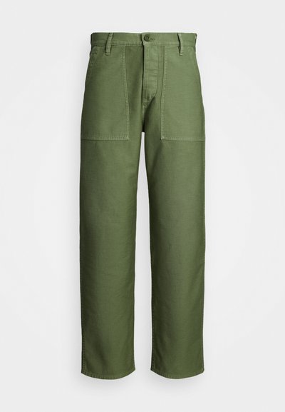 Pantaloni dritti color verde oliva realizzati in cotone con una texture liscia. Presentano due tasche anteriori a toppa e una chiusura con bottone.