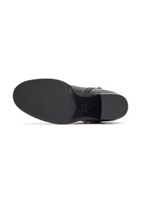 Pantofii din piele neagră au vârful rotunjit și o textură netedă. Dispun de o talpă din gumă plată, rezistentă la alunecare, și un logo subtil embosat.