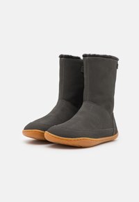 Grå mocka ankelstövlar med mjukt foder av päls, oval tå och gummisulor. Har en sydd design och en liten sidetikett.