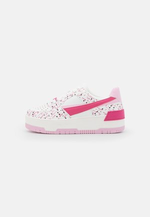 Sneaker platform bianca con schizzi astratti rosa, striscia laterale rosa solida, linguetta sul tallone rosa e dettagli rosa sulla suola, vista dal lato esterno.