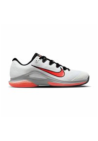 Zapatillas deportivas Nike en blanco con detalles en negro y un logo rojo. Presentan una parte superior texturizada, una suela contrastante y un diseño elegante y aerodinámico.