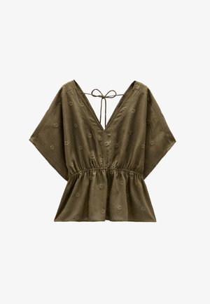 Oliwkowa bluzka z krótkim rękawem, dekoltem w kształcie litery V, marszczoną talią i haftem w kwiaty. Posiada detal w postaci wiązania z tyłu.