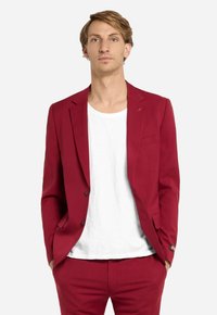 Blazer rosso realizzato in tessuto liscio, design monopetto, con due bottoni, rever a punta e un piccolo dettaglio ricamato sul rever.