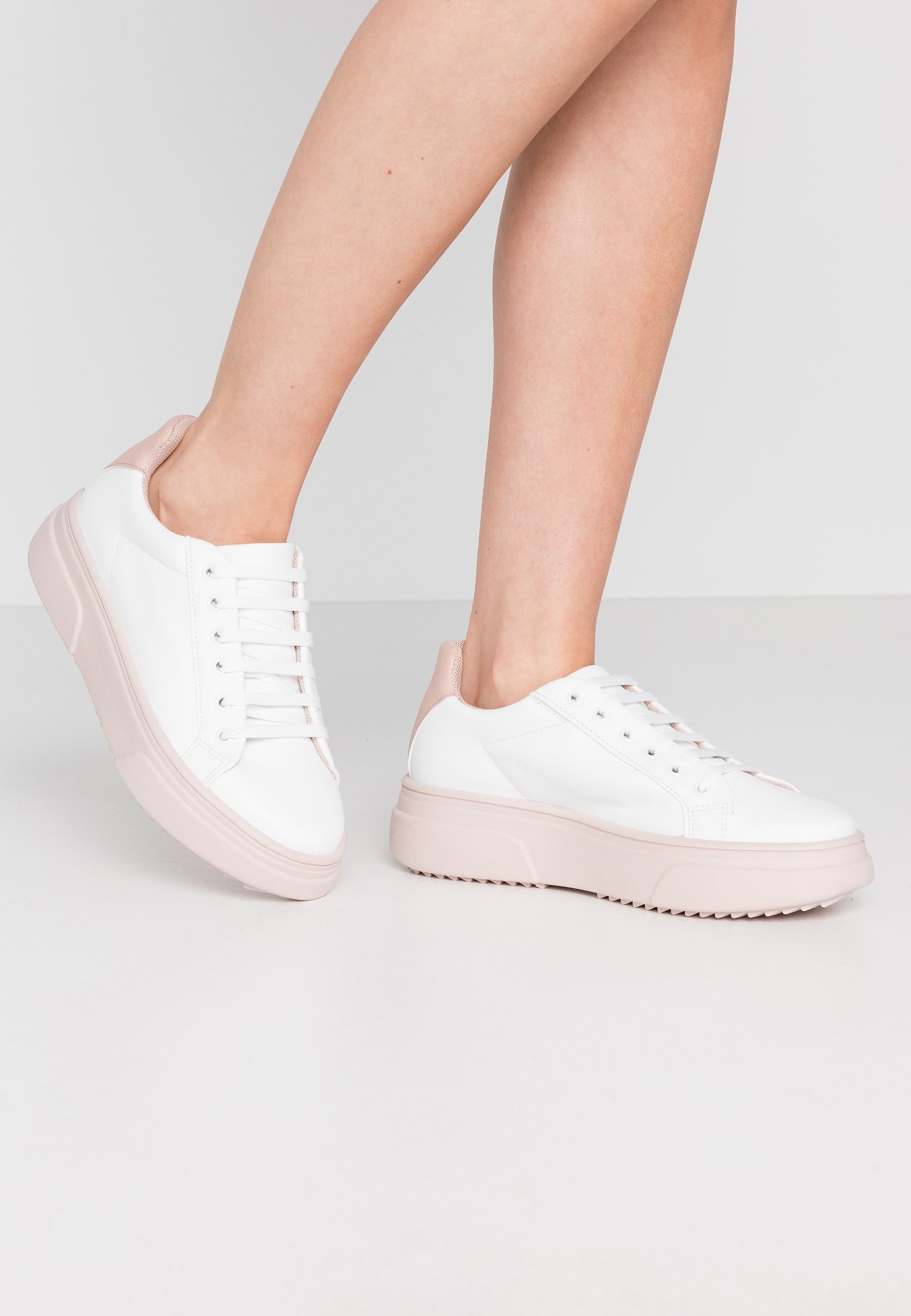 Dorothy Perkins LOLA SKYE TWEEZE CLEATED SOLE TRAINER Dorothy Perkins LOLA SKYE TWEEZE CLEATED SOLE TRAINER