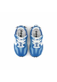 Siniset urheilukengät, jotka on valmistettu synteettisestä materiaalista, joissa on vaaleansiniset yksityiskohdat, valkoiset nauhat ja teksturoitu pohja, suunniteltu mukavuutta ja tukea varten.