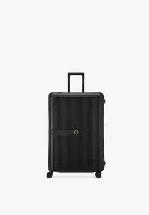 Zwarte harde koffer met verticale ribbels, vier wielen, uitschuifbare handgreep en ingebouwd TSA-slot op een witte achtergrond.