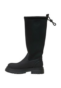 Botas de agua negras, de caña alta, fabricadas en goma y neopreno, con un upper texturizado, suela chunky y cordón ajustable en la parte superior.
