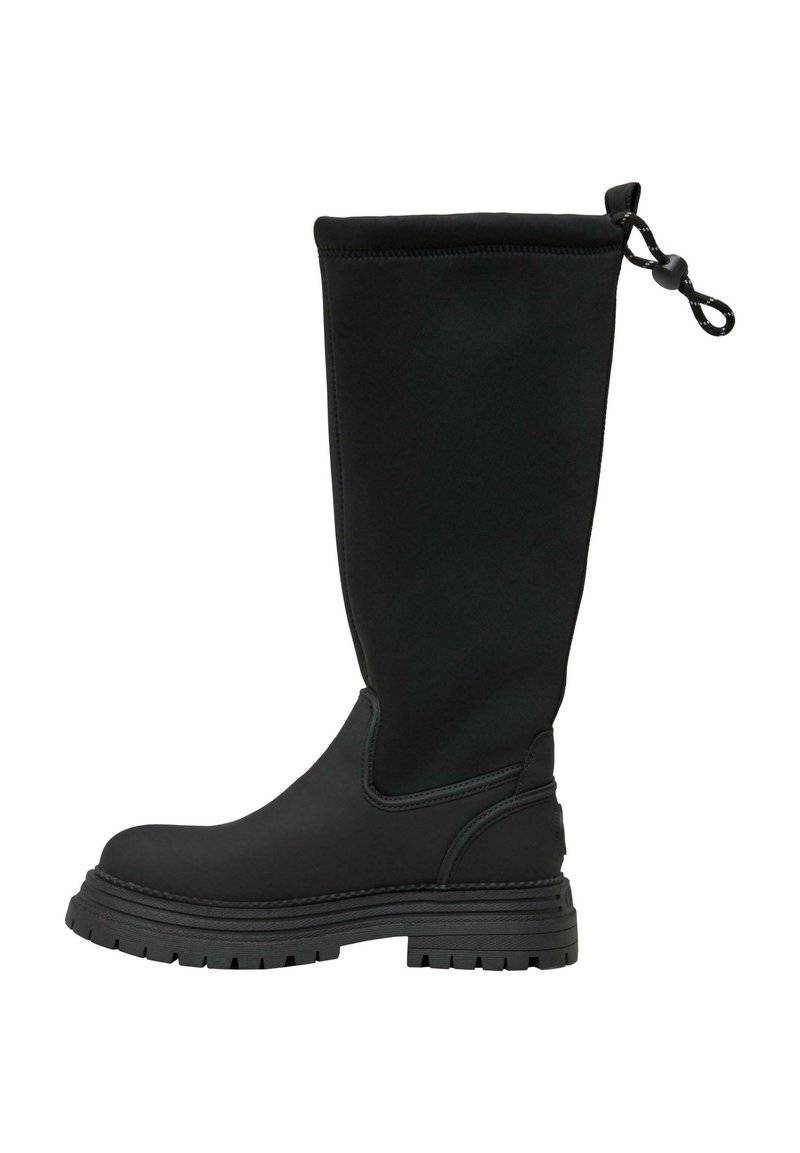 Botas de agua negras, de caña alta, fabricadas en goma y neopreno, con un upper texturizado, suela chunky y cordón ajustable en la parte superior.