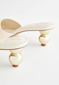 Next FOREVER COMFORT SQUARE TOE BUBBLE HEEL REGULAR FIT - Pantofle - bone