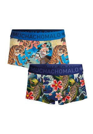 Dva páry pánskych boxerských treniek, jeden s potlačou tigra a motýľa na svetlom podklade, druhý s kaprami koi a ružovými kvetmi na tmavomodrom podklade.